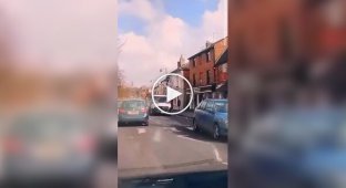 Рабочие упали со строительных лесов на дорогу