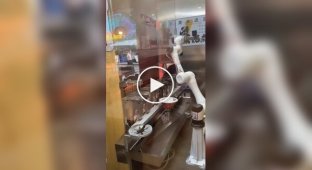 In China, a robot prepares all the food in the cafeteria