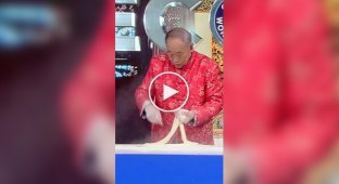 Chinese chef made the thinnest noodles by hand