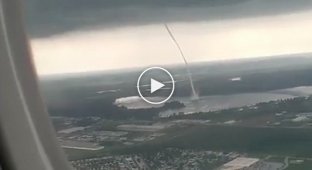 Вид на торнадо из иллюминатора самолета