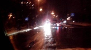 Вот так водитель видит дорогу за непогоды в темное время (1 фото)