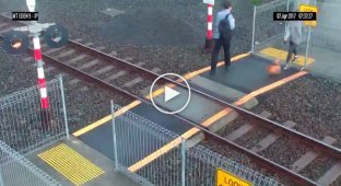 Невнимательная девушка едва не угодила под поезд в Новой Зеландии