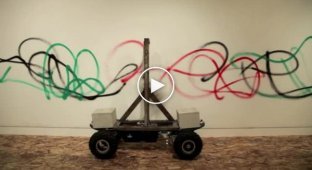 Креативный робот рисующий на стенах