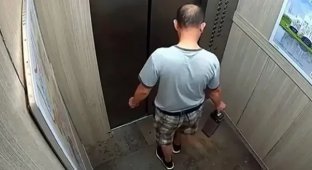 Мужчина застрял в лифте и провел в нем четыре дня без еды и воды (2 фото)