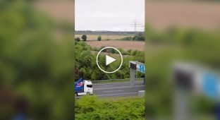 Мотогонщик зробив заднє сальто між двома вантажівками, що рухаються.