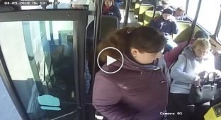 Липовая льготница бросается на водителя автобуса