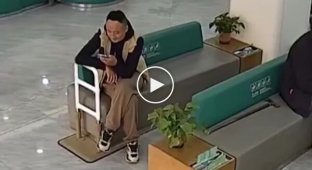 Клієнти банку допомогли літньому чоловікові під час землетрусу