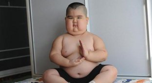 Пятилетний маленький Будда, который самостоятельно зарабатывает деньги себе на лечение (9 фото)