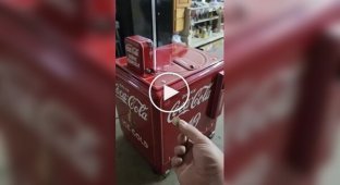 Вінтажний автомат з продажу кока-коли