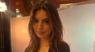 Emily Ratajkowski posed in a swimsuit before the start of the summer season (6 photos + video)