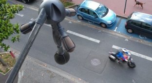 В Париже тестируют камеры наблюдения, которые штрафуют громкие мотоциклы и автомобили (2 фото)
