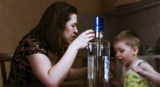 Мать заперла детей в квартире и уехала в другой город пить водку (2 фото)