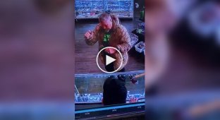 Странный посетитель устроил «бой» с невидимым противником