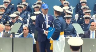 US President Biden falls on stage at the graduation ceremony of the US Air Force Academy