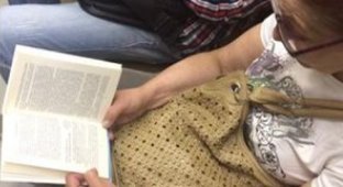 Необычная книга пассажирки метро (3 фото)