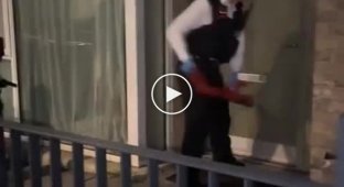 Спроба поліції Великобританії потрапити до приватного будинку