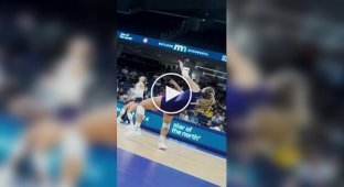 Волейбольный розыгрыш в замедленной съемке