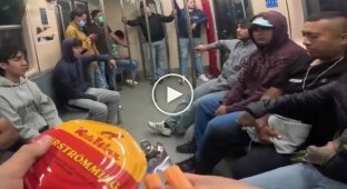 Мужчина открыл банку сюрстремминга в вагоне метро