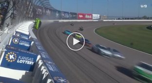 Гонщик NASCAR проїхався стіною зі швидкістю 320 кмч