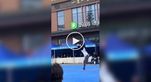 В Сычуани прошли необычные соревнования по скоростному слэклайну