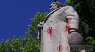 Неизвестные облили красной краской памятник Ватутину в Киеве