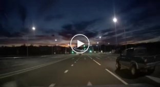 13-летний пацан на мотоцикле посреди оживленной трассы