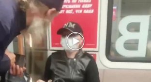 Поп пытается собрать милостыню в метро и оскорбляет людей (мат)