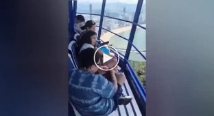 Кілька десятків туристів застрягли на висоті через зупинку атракціону