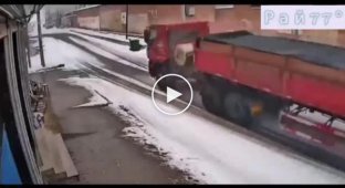 Погоня водителя легковушки за грузовиком, попала на видео в КНР