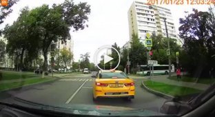 В Москве водитель решил сэкономить 2 минуты времени и пролететь на красный