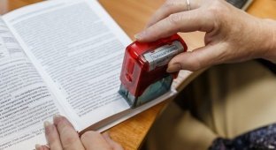 Почему библиотекари всегда ставят штамп на 17-й странице??? (2 фото)