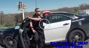 Американский полицейский атакует байкеров газовым баллончиком