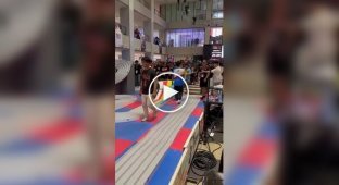 В Японии мужчины начали участвовать в чемпионатах по гонкам на игрушечных турбо-машинках