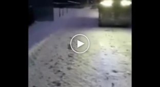 “Repair warranty - 5 years”: in Russia, utility workers laid asphalt directly in the snow