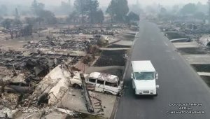 Почтальон развозит почту по сгоревшим дотла улицам калифорнийского города