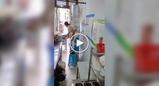 Владелица закусочной поднимает по 24 яруса паровых булочек за раз