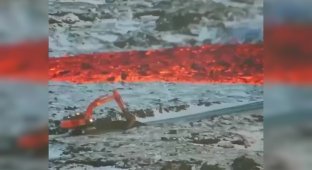 The tractor driver made a blockage until the last moment so that the lava would flow around the road (2 photos + 1 video)
