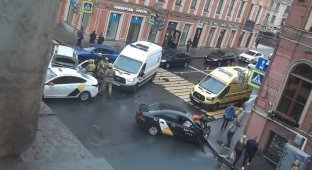 Полет таксиста: массовое ДТП в центре Петербурга (2 фото + 2 видео)