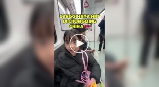 Карта метро на вікні поїзда в Китаї