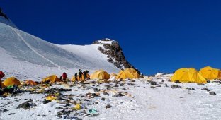 Шокирующие снимки Эвереста, превращающегося в гигантскую мусорную свалку (8 фото)