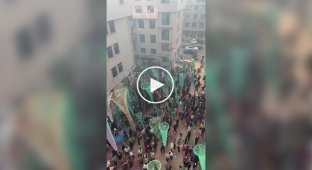 In China, new residents are "catch their luck" with nets.