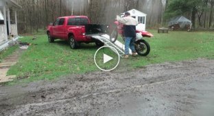 Как не стоит грузить мотоцикл в пикап