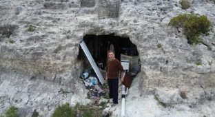 I found peace: a father of three lost his home and moved away from his family to a cave (5 photos + 1 video)