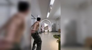 Хлопець метає викрутки з дивовижною точністю