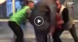 Пострадал за Аленку. Охрана и покупатели в Петербурге отметелили воришку, укравшего плитку шоколада