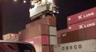Что бывает, когда водитель тягача забывает отцепить контейнер (2 фото)