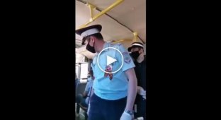 Полицейские выволокли мужчину из автобуса и заковали в наручники из-за отсутствия маски
