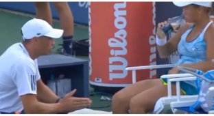 Казахстанская теннисистка оскорбляет своего тренера за отказ хлопать (2 фото + 1 видео)