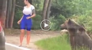 Девушка решила сфотографироваться с диким медведем и чуть не стала его обедом