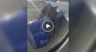 В США у самолета во время полета оторвалась крышка двигателя